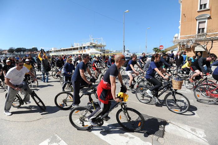 Zadar, 130413.
U 13 sati je s Obale kneza Branimira startala osma po redu biciklijada na relaciji Zadar – Vir u kojoj sudjeluje 300-tinjak biciklista. Po dolasku u Vir ih ocekuje rucak i nagrade za najbrze.
Na fotografiji: detalj sa starata biciklijade.
F