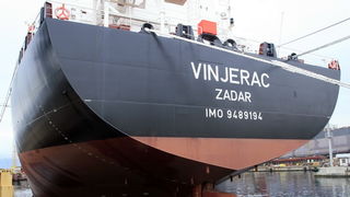Rijeka, 251011.
U rijeckom brodogradilistu 3. maj danas je Tankerska plovidba Zadar preuzela tanker Vinjerac porinut krajem svibnja. Rijec je o drugom istovjetnom tankeru izgradjenom u 3. maju za zadarskog narucitelja. Sluzi za prijevoz nafte, naftnih pre Rijeka, 251011.
U rijeckom brodogradilistu 3. maj danas je Tankerska plovidba Zadar preuzela tanker Vinjerac porinut krajem svibnja. Rijec je o drugom istovjetnom tankeru izgradjenom u 3. maju za zadarskog narucitelja. Sluzi za prijevoz nafte, naftnih pre