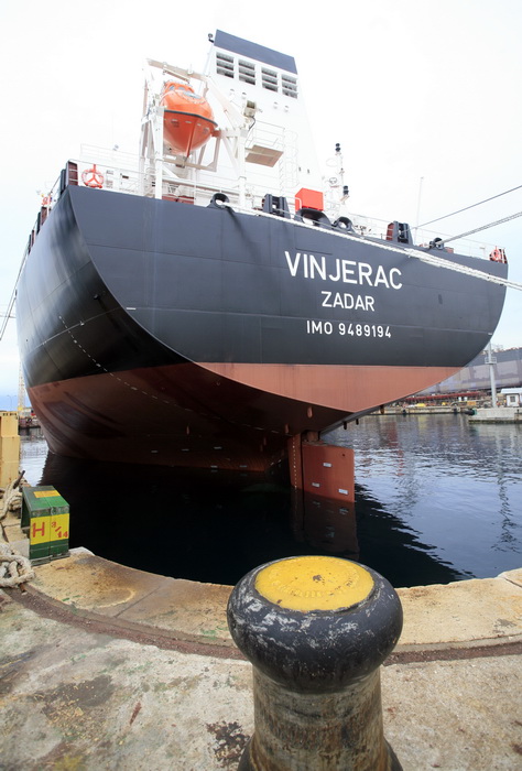Rijeka, 251011.
U rijeckom brodogradilistu 3. maj danas je Tankerska plovidba Zadar preuzela tanker Vinjerac porinut krajem svibnja. Rijec je o drugom istovjetnom tankeru izgradjenom u 3. maju za zadarskog narucitelja. Sluzi za prijevoz nafte, naftnih pre Rijeka, 251011.
U rijeckom brodogradilistu 3. maj danas je Tankerska plovidba Zadar preuzela tanker Vinjerac porinut krajem svibnja. Rijec je o drugom istovjetnom tankeru izgradjenom u 3. maju za zadarskog narucitelja. Sluzi za prijevoz nafte, naftnih pre