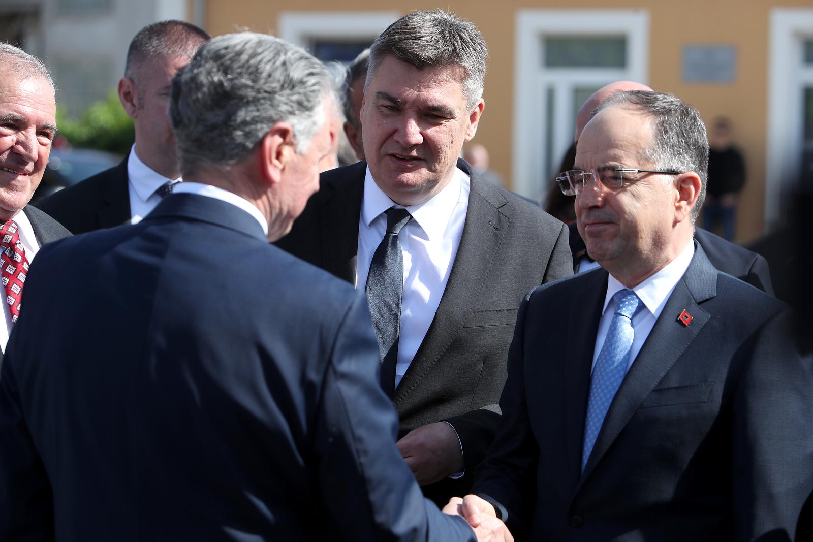 Predsjednik Zoran Milanović i albanski predsjednik Bajram Begaj posjetili crkvu Gospe Loretske u Arbanasima Predsjednik Zoran Milanović i albanski predsjednik Bajram Begaj posjetili crkvu Gospe Loretske u Arbanasima
