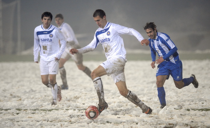Karlovac, 271110.
Gradski stadion Karlovac
Nogometna utakmica 17. kola Prve HNL izmedju NK Karlovac i NK Zadar.
Na slici: detalj s utakmice.
Foto: Sime Sokota / CROPIX Karlovac, 271110.
Gradski stadion Karlovac
Nogometna utakmica 17. kola Prve HNL izmedju NK Karlovac i NK Zadar.
Na slici: detalj s utakmice.
Foto: Sime Sokota / CROPIX