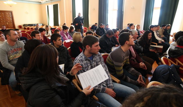 Zadar, 111212. 
Svecana dvorana zadarskog sveucilista. 
Ministar Sinisa Hajdas Doncic urucuje stipendije za ucenike Pomorske skole i pomorskog studija. 
Foto: Jure Miskovic / CROPIX