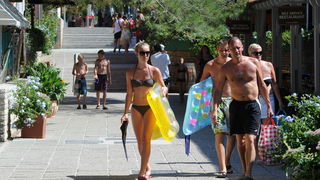 Zadar, 220811.
U turistickom  naselju Zaton u sklopu kojeg se nalazi i najveci autokamp u Hrvatskoj izuzetno su zadovoljni ovogodisnjom sezonom, broj gostiju u odnosu na druge godine je porastao za 7 posto. Trenutno se u naselju (kampu i apartmanima) nala