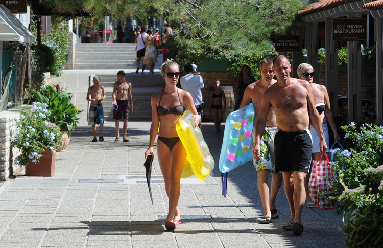 Zadar, 220811.
U turistickom  naselju Zaton u sklopu kojeg se nalazi i najveci autokamp u Hrvatskoj izuzetno su zadovoljni ovogodisnjom sezonom, broj gostiju u odnosu na druge godine je porastao za 7 posto. Trenutno se u naselju (kampu i apartmanima) nala
