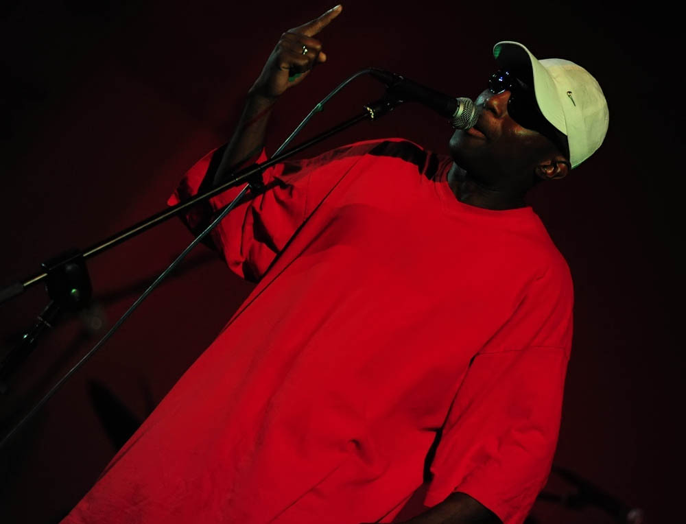 Zadar, 28.07.2011. snimio: Nenad Marčev
HIP HOP – JAZZ
SASKIA LAROO PROJECT (NL-USA-CRO- ITALY)
Saskia Laroo – trumpet, vocal
Warren Byrd – keyboards, vocal
MC Stewlocks Andy Ninvalle – rap, vocal
Daniel Guelli – bass guitar
Sin Banović – dr Zadar, 28.07.2011. snimio: Nenad Marčev
HIP HOP – JAZZ
SASKIA LAROO PROJECT (NL-USA-CRO- ITALY)
Saskia Laroo – trumpet, vocal
Warren Byrd – keyboards, vocal
MC Stewlocks Andy Ninvalle – rap, vocal
Daniel Guelli – bass guitar
Sin Banović – dr