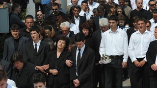 Povljana, 270410.
Vise tisuca Pazana i zitelja Zadarske i Licko – senjske zupanije okupilo se u Povljani na posljednjem ispracaju Martini Skodi (19), Anti Pogorilicu (21) i Marinu Orlicu (24) koji su tragicno izgubili zivot u prometnoj nesreci u nedjelju Povljana, 270410.
Vise tisuca Pazana i zitelja Zadarske i Licko – senjske zupanije okupilo se u Povljani na posljednjem ispracaju Martini Skodi (19), Anti Pogorilicu (21) i Marinu Orlicu (24) koji su tragicno izgubili zivot u prometnoj nesreci u nedjelju