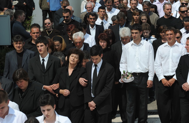 Povljana, 270410.
Vise tisuca Pazana i zitelja Zadarske i Licko – senjske zupanije okupilo se u Povljani na posljednjem ispracaju Martini Skodi (19), Anti Pogorilicu (21) i Marinu Orlicu (24) koji su tragicno izgubili zivot u prometnoj nesreci u nedjelju Povljana, 270410.
Vise tisuca Pazana i zitelja Zadarske i Licko – senjske zupanije okupilo se u Povljani na posljednjem ispracaju Martini Skodi (19), Anti Pogorilicu (21) i Marinu Orlicu (24) koji su tragicno izgubili zivot u prometnoj nesreci u nedjelju