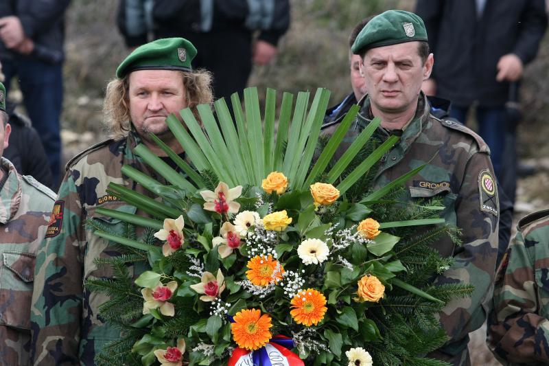 Polaganjem vijenaca na središnjem križu, u Novigradu je obilježena obljetnica pogibije članova HRM-a i Druge gardijske brigade za vrijeme akcije Maslenica. Photo: Dino Stanin/PIXSELL Polaganjem vijenaca na središnjem križu, u Novigradu je obilježena obljetnica pogibije članova HRM-a i Druge gardijske brigade za vrijeme akcije Maslenica. Photo: Dino Stanin/PIXSELL