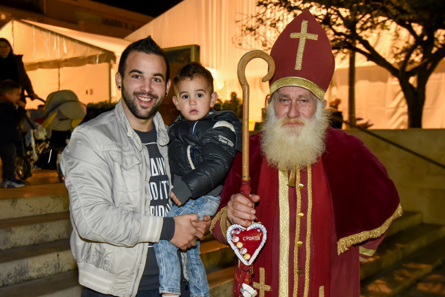 Advent u Zadru: Sveti Nikola razveselio najmlađe Zadrane Advent u Zadru: Sveti Nikola razveselio najmlađe Zadrane