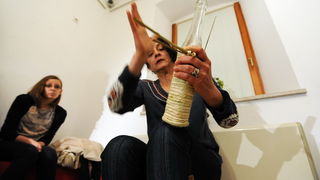 Zadar, 110313
Vjestina pletenja boca cuvenog zadarskog likera “Maraschino” ide u svijet: tri dana pletenje boca ce u Narodnom muzeju uciti studenti koji su u Zadar dosli iz Spanjolske, Poljske, Ceske, Latvije, Slovenije i Njemacke. Danas je bio prvi dan t