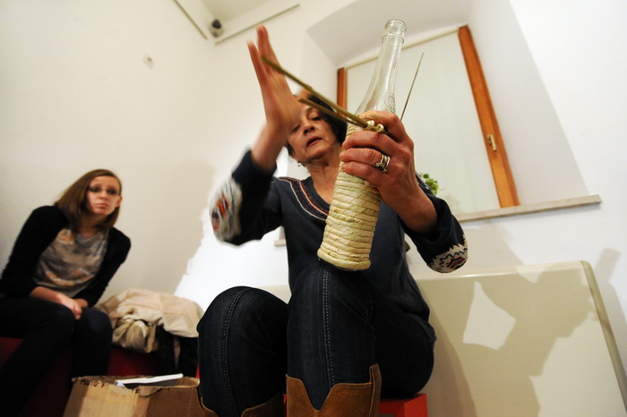 Zadar, 110313
Vjestina pletenja boca cuvenog zadarskog likera “Maraschino” ide u svijet: tri dana pletenje boca ce u Narodnom muzeju uciti studenti koji su u Zadar dosli iz Spanjolske, Poljske, Ceske, Latvije, Slovenije i Njemacke. Danas je bio prvi dan t