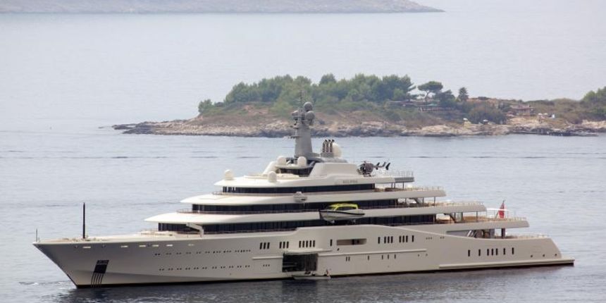 Megajahta “Eclipse” ruskoga multimiljardera Romana Abramoviča na sidru ispred Cavtata. Photo: Grgo Jelavić/PIXSELL