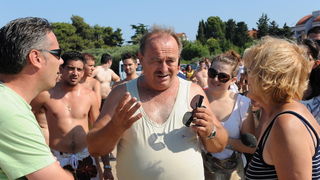 Zadar, 210710.
Mjestani zadarskog predjela Puntamika prosvjedovali su na molu svoje plaze trazeci od vlasnika broda Leut gospodina Toncija Jureska da vise ne iskrcava turiste na njihovom molu jer tako dovodi u opasnost kupace i ostecuje mol. U trenutku ka