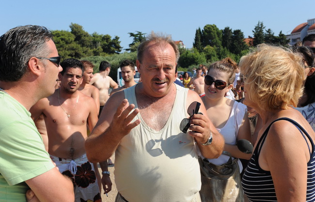 Zadar, 210710.
Mjestani zadarskog predjela Puntamika prosvjedovali su na molu svoje plaze trazeci od vlasnika broda Leut gospodina Toncija Jureska da vise ne iskrcava turiste na njihovom molu jer tako dovodi u opasnost kupace i ostecuje mol. U trenutku ka