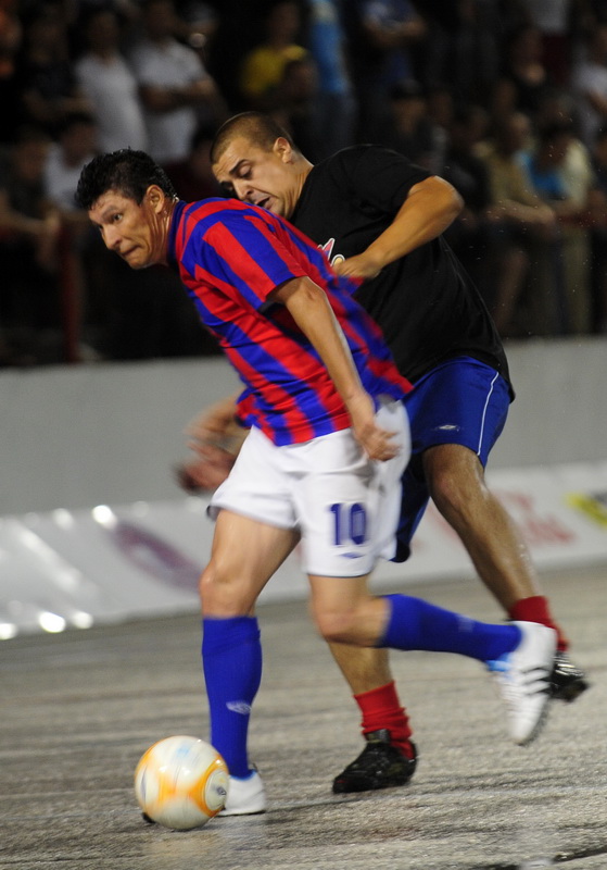 Split, 300611.
17. izdanje malonogometnog turnira Tocida kup odrzava se na betonskom igralistu u Vukovarskoj ulici.Veceras najvise interesa izaziva utakmica izmedju momcadi Hajduk.hr i ekipe Radunica bez zvijezda.Za Hajduk.hr se ocekuje da igraju predsje Split, 300611.
17. izdanje malonogometnog turnira Tocida kup odrzava se na betonskom igralistu u Vukovarskoj ulici.Veceras najvise interesa izaziva utakmica izmedju momcadi Hajduk.hr i ekipe Radunica bez zvijezda.Za Hajduk.hr se ocekuje da igraju predsje