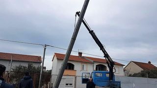Postavljaju se reflektori na stadion biogradskog HNK Primorac Postavljaju se reflektori na stadion biogradskog HNK Primorac