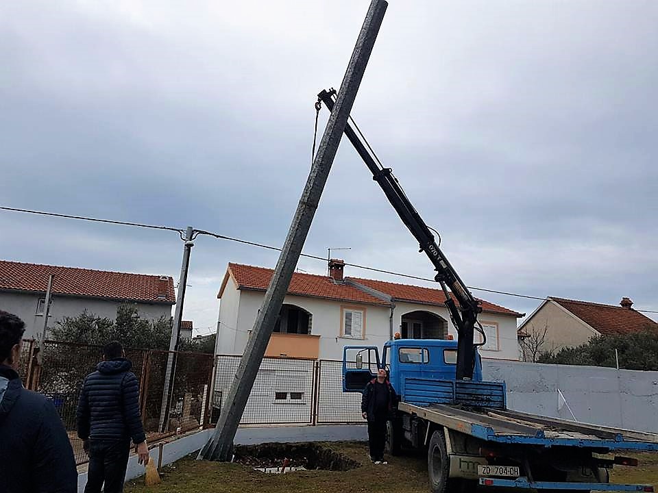 Postavljaju se reflektori na stadion biogradskog HNK Primorac Postavljaju se reflektori na stadion biogradskog HNK Primorac