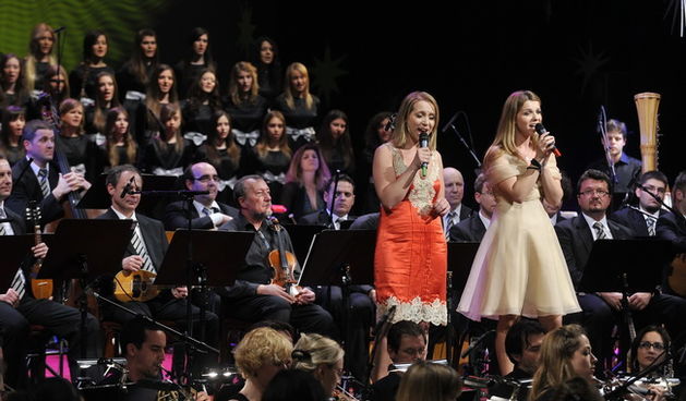 Zagreb, 280310.
Gala koncert “Zvjezdice 25 godina” povodom 25 godina postojanja grupe Zvjezdice. Na slici su sestre Husar.
Foto: Marko Miscevic / CROPIX