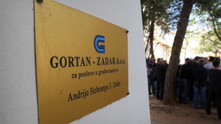 Zadar, 250512.
Radnici tvrtke Gortan odrzavaju prosvjedni skup pod nazivom Pet do 12 zbog neisplacenih placa, nezakonitog smanjenja placa i otpustanja dijela radnika. Prosvjed se odrzao pred tvrtkom Gortan na Vostarnici. 
Na slici: radnici.
Foto: Jure Mis