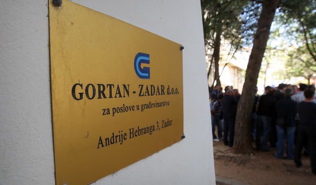 Zadar, 250512.
Radnici tvrtke Gortan odrzavaju prosvjedni skup pod nazivom Pet do 12 zbog neisplacenih placa, nezakonitog smanjenja placa i otpustanja dijela radnika. Prosvjed se odrzao pred tvrtkom Gortan na Vostarnici. 
Na slici: radnici.
Foto: Jure Mis