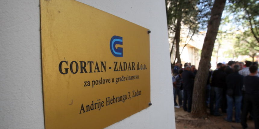 Zadar, 250512.
Radnici tvrtke Gortan odrzavaju prosvjedni skup pod nazivom Pet do 12 zbog neisplacenih placa, nezakonitog smanjenja placa i otpustanja dijela radnika. Prosvjed se odrzao pred tvrtkom Gortan na Vostarnici.
Na slici: radnici.
Foto: Jure Mis Zadar, 250512.
Radnici tvrtke Gortan odrzavaju prosvjedni skup pod nazivom Pet do 12 zbog neisplacenih placa, nezakonitog smanjenja placa i otpustanja dijela radnika. Prosvjed se odrzao pred tvrtkom Gortan na Vostarnici.
Na slici: radnici.
Foto: Jure Mis