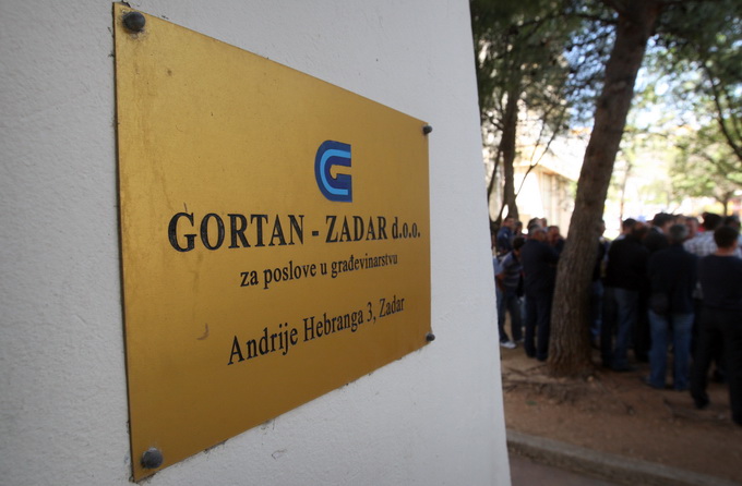 Zadar, 250512.
Radnici tvrtke Gortan odrzavaju prosvjedni skup pod nazivom Pet do 12 zbog neisplacenih placa, nezakonitog smanjenja placa i otpustanja dijela radnika. Prosvjed se odrzao pred tvrtkom Gortan na Vostarnici. 
Na slici: radnici.
Foto: Jure Mis
