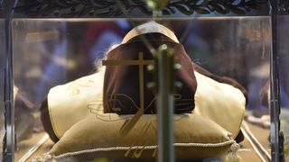 Velik broj vjernika sudjelovalo u procesiji u kojoj je nošeno tijelo Leopolda Bogdana Mandića od crkve Gospe od zdravlja do katedrale sv. Stošije Velik broj vjernika sudjelovalo u procesiji u kojoj je nošeno tijelo Leopolda Bogdana Mandića od crkve Gospe od zdravlja do katedrale sv. Stošije