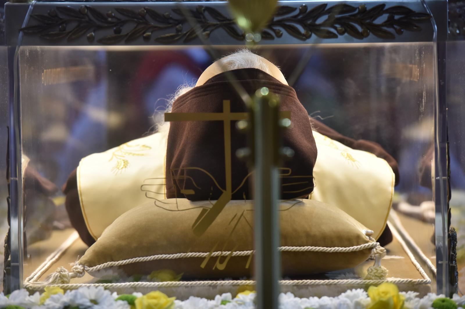 Velik broj vjernika sudjelovalo u procesiji u kojoj je nošeno tijelo Leopolda Bogdana Mandića od crkve Gospe od zdravlja do katedrale sv. Stošije Velik broj vjernika sudjelovalo u procesiji u kojoj je nošeno tijelo Leopolda Bogdana Mandića od crkve Gospe od zdravlja do katedrale sv. Stošije