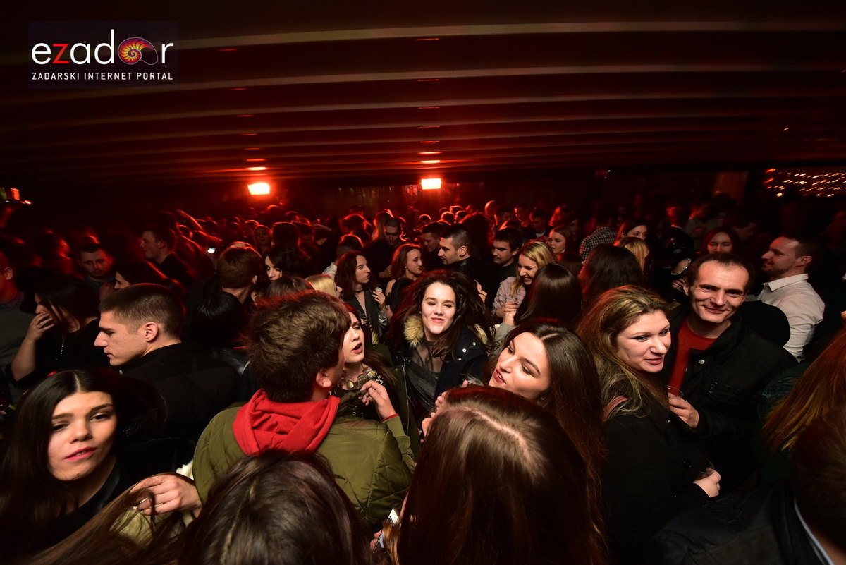 Tisuće Zadrana uživalo na krcatom Narodnom trgu i Tgu Petra Zoranića uz Tomislava Bralića i klapu Intrade Tisuće Zadrana uživalo na krcatom Narodnom trgu i Tgu Petra Zoranića uz Tomislava Bralića i klapu Intrade
