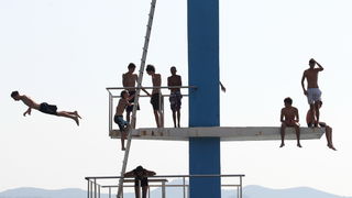 Zadar, 030712.
Skakaona na bazenu na Kolovarima omiljeno je okupljalista mladih zadrana zaljubljenika u skokove u more.
Foto: Andrija Lucic / Cropix