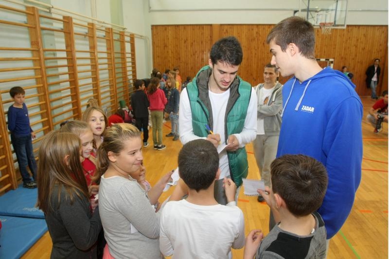 Ogledni košarkaški trening ŠK Zadar u OŠ “Šime Budinić”. Foto: Dino Stanin/PIXSELL