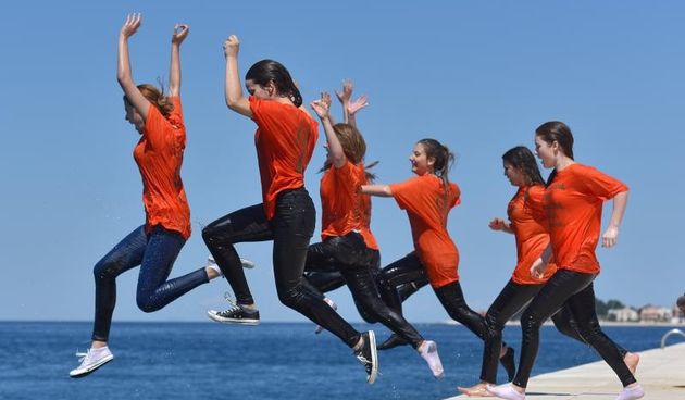 Ludijada zadarskih maturanata uz pjesmu i kupanje na Morskim orguljama. Foto: Dino Stanin/PIXSELL