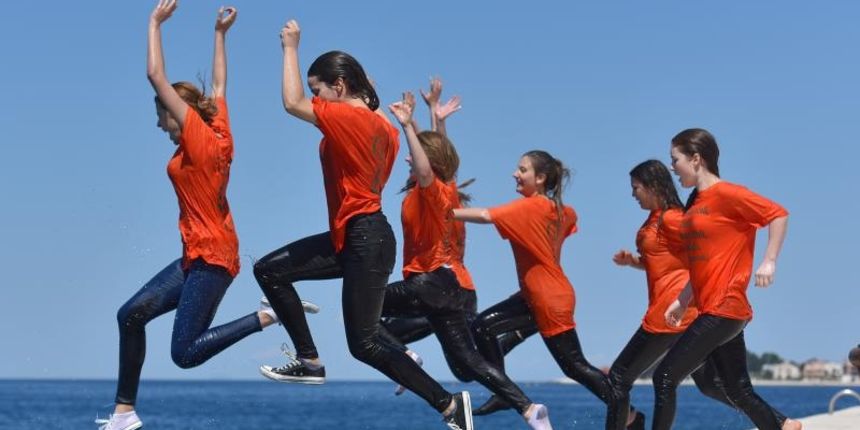 Ludijada zadarskih maturanata uz pjesmu i kupanje na Morskim orguljama. Foto: Dino Stanin/PIXSELL Ludijada zadarskih maturanata uz pjesmu i kupanje na Morskim orguljama. Foto: Dino Stanin/PIXSELL