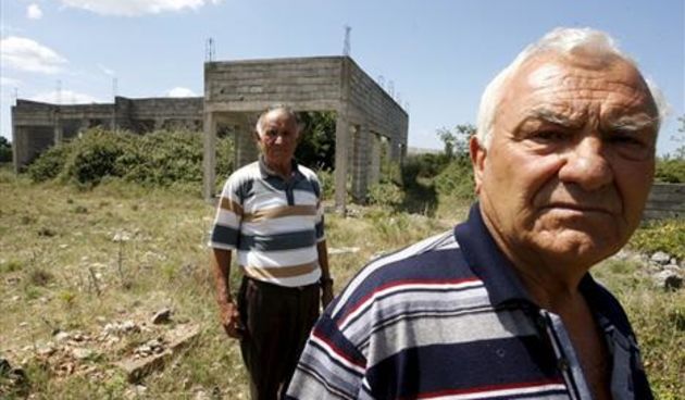 Nediljko Vujević i Petar Burčul iz Galovca upozoravaju na nezakonitosti oko vlasništva, foto: Jure Mišković / CROPIX