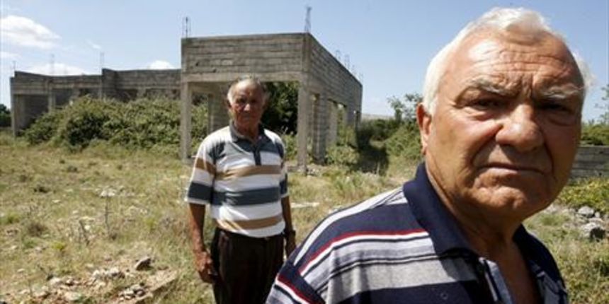 Nediljko Vujević i Petar Burčul iz Galovca upozoravaju na nezakonitosti oko vlasništva, foto: Jure Mišković / CROPIX Nediljko Vujević i Petar Burčul iz Galovca upozoravaju na nezakonitosti oko vlasništva, foto: Jure Mišković / CROPIX