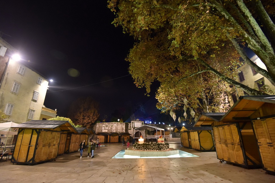 Upaljene prve adventske svijeće u crkvi sv. Šime i na Trgu Petra Zoranića