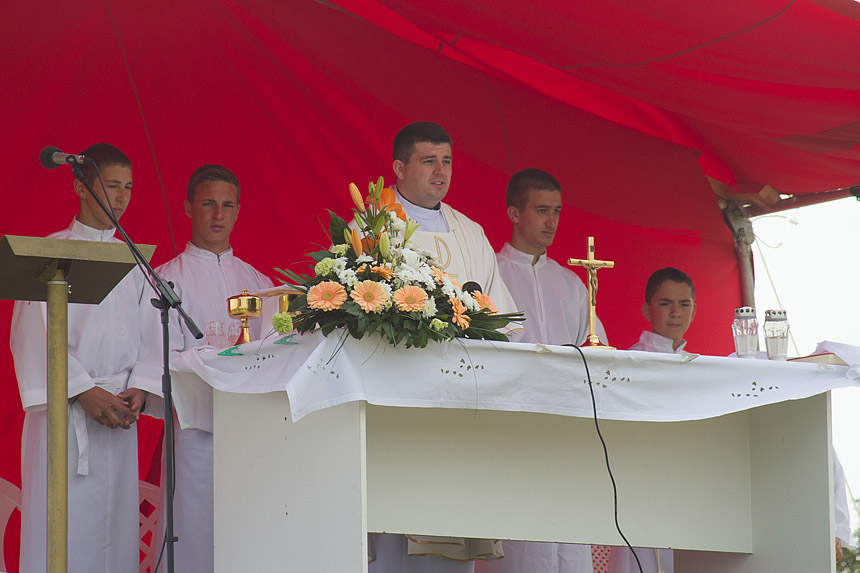 Misa na ostacima crkve na Petrini, foto: Leo Banić Misa na ostacima crkve na Petrini, foto: Leo Banić