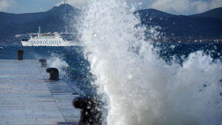 Zadar, 281212.
U Zadru trenutno puse jaka tramontana (sjeverozapadni vjetar) koji na rivi stvara zanimljive prizore. Unatoc jakom vjetru i valovima, trajekti i katamarani plove redovito.
Na fotografiji: trajekt na liniji Preko-Zadar.
Foto: Luka Gerlanc / Zadar, 281212.
U Zadru trenutno puse jaka tramontana (sjeverozapadni vjetar) koji na rivi stvara zanimljive prizore. Unatoc jakom vjetru i valovima, trajekti i katamarani plove redovito.
Na fotografiji: trajekt na liniji Preko-Zadar.
Foto: Luka Gerlanc /
