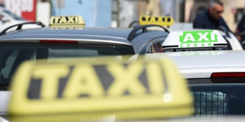 Na autobusnom kolodvoru dio taksista odrzao je prosvjed zbog kako kazu sve tezih uvijeta rada. Photo: Dino Stanin/PIXSELL Na autobusnom kolodvoru dio taksista odrzao je prosvjed zbog kako kazu sve tezih uvijeta rada. Photo: Dino Stanin/PIXSELL