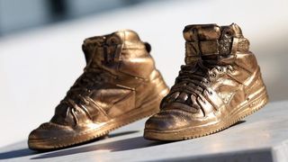 Brončane tenisice Dražena Petrovića postavljene na istoimeni šibenski trg, Foto: Duško Jaramaz/PIXSELL