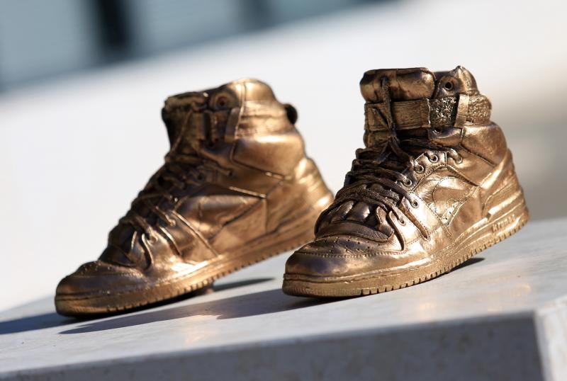 Brončane tenisice Dražena Petrovića postavljene na istoimeni šibenski trg, Foto: Duško Jaramaz/PIXSELL