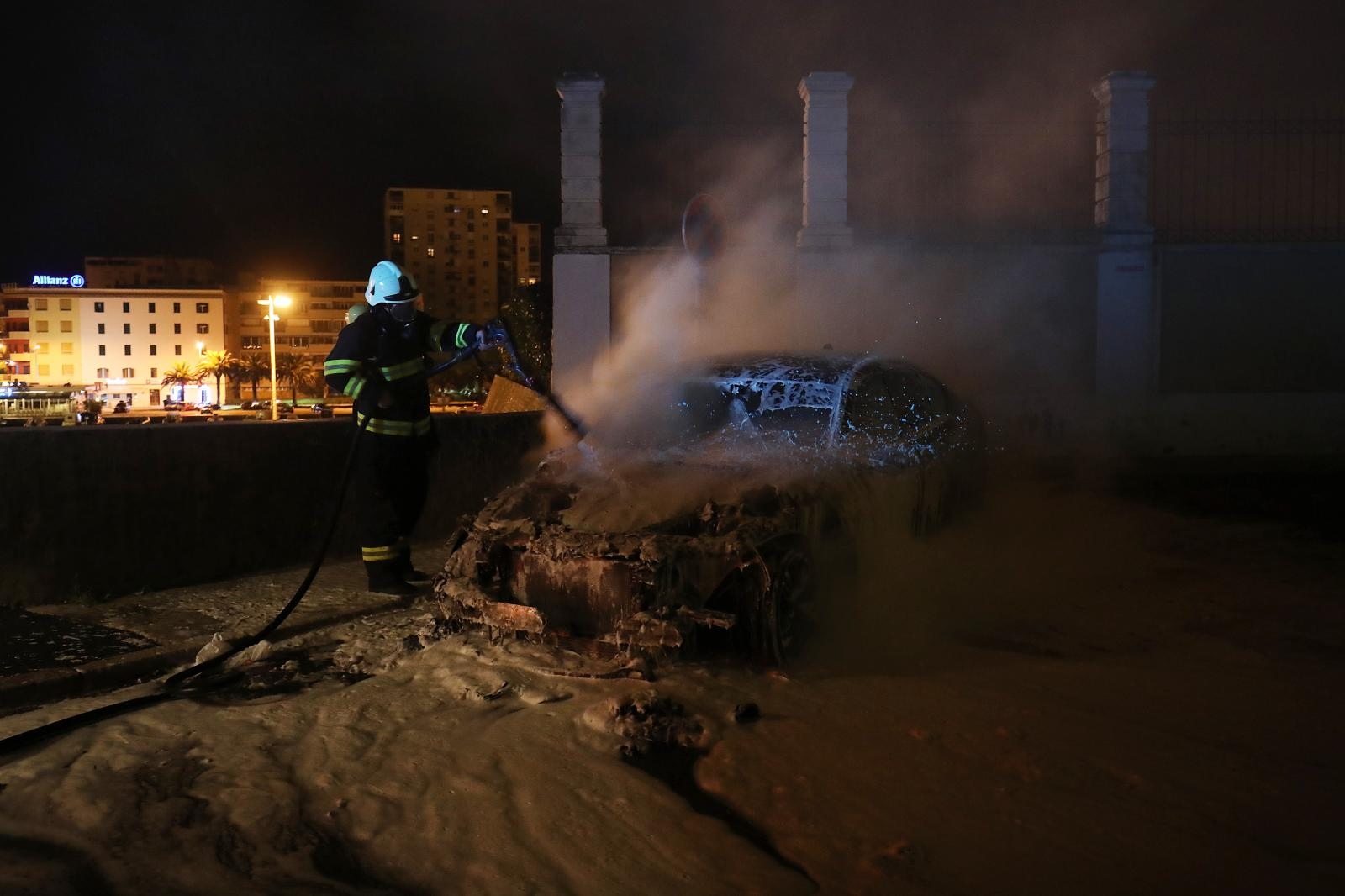 U Zadru plamen progutao BMW