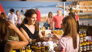 “Kupujmo hrvatsko” i “Vrijedne ruke” (foto:Saša Čuka) “Kupujmo hrvatsko” i “Vrijedne ruke” (foto:Saša Čuka)