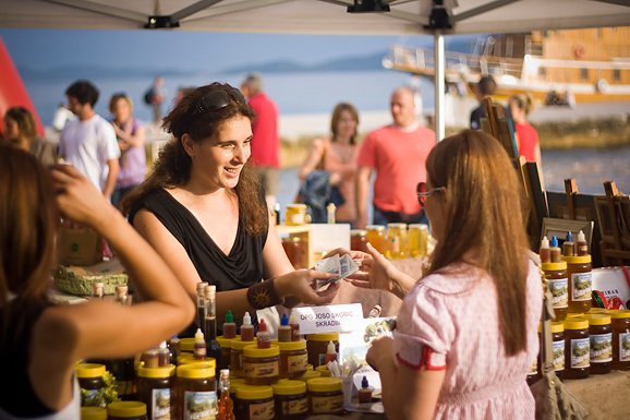 “Kupujmo hrvatsko” i “Vrijedne ruke” (foto:Saša Čuka) “Kupujmo hrvatsko” i “Vrijedne ruke” (foto:Saša Čuka)
