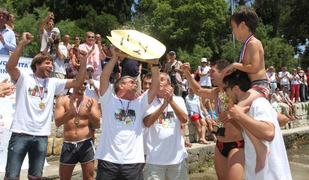 Opis  21.06.2014., Split – Ekolosko drustvo Picigin Bacvice kroz program Dani Bacvica 2014 obiljezava 90 godina igranja picigina te su organizirali jubilarno 10. Prvenstvo svijeta u piciginu. Pobjedu je u finalu osvojila momcad Zbirac. Photo: Ivana Ivano