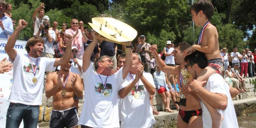 Opis 21.06.2014., Split – Ekolosko drustvo Picigin Bacvice kroz program Dani Bacvica 2014 obiljezava 90 godina igranja picigina te su organizirali jubilarno 10. Prvenstvo svijeta u piciginu. Pobjedu je u finalu osvojila momcad Zbirac. Photo: Ivana Ivano Opis 21.06.2014., Split – Ekolosko drustvo Picigin Bacvice kroz program Dani Bacvica 2014 obiljezava 90 godina igranja picigina te su organizirali jubilarno 10. Prvenstvo svijeta u piciginu. Pobjedu je u finalu osvojila momcad Zbirac. Photo: Ivana Ivano