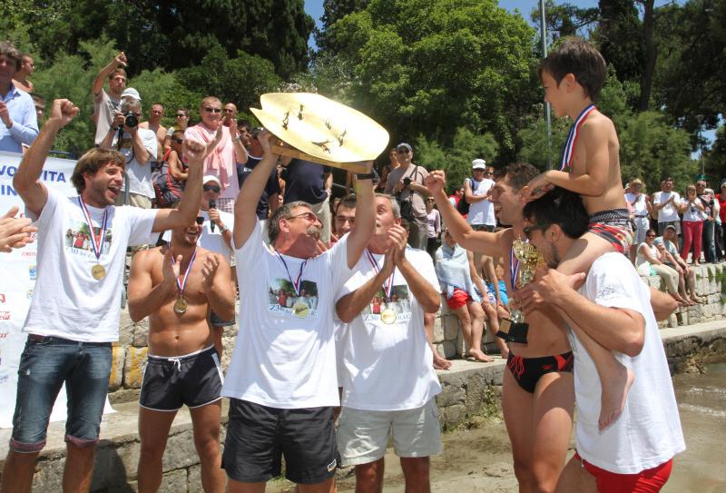 Opis 21.06.2014., Split – Ekolosko drustvo Picigin Bacvice kroz program Dani Bacvica 2014 obiljezava 90 godina igranja picigina te su organizirali jubilarno 10. Prvenstvo svijeta u piciginu. Pobjedu je u finalu osvojila momcad Zbirac. Photo: Ivana Ivano Opis 21.06.2014., Split – Ekolosko drustvo Picigin Bacvice kroz program Dani Bacvica 2014 obiljezava 90 godina igranja picigina te su organizirali jubilarno 10. Prvenstvo svijeta u piciginu. Pobjedu je u finalu osvojila momcad Zbirac. Photo: Ivana Ivano