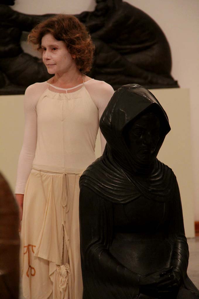 Glazbeno-plesni performans “Ona koja nosi”, foto: Iva Perinčić Glazbeno-plesni performans “Ona koja nosi”, foto: Iva Perinčić