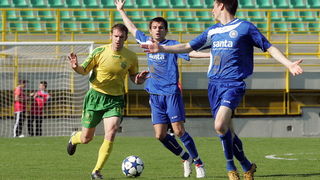 Pula,020411.
Prva HNL na stadionu Aldo Dorsina u Puli izmedju NK Istra 1961 i  NK Zadar. 
Prva utakmica Igora Pamica otkako je ponovo trener Istre. Na fotografiji 11 Goran Roce, 13 Sime Maruna, 17 Igor Banovic.
Foto: Srecko Niketic / CROPIX
