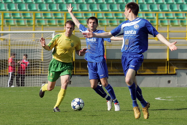 Pula,020411.
Prva HNL na stadionu Aldo Dorsina u Puli izmedju NK Istra 1961 i  NK Zadar. 
Prva utakmica Igora Pamica otkako je ponovo trener Istre. Na fotografiji 11 Goran Roce, 13 Sime Maruna, 17 Igor Banovic.
Foto: Srecko Niketic / CROPIX